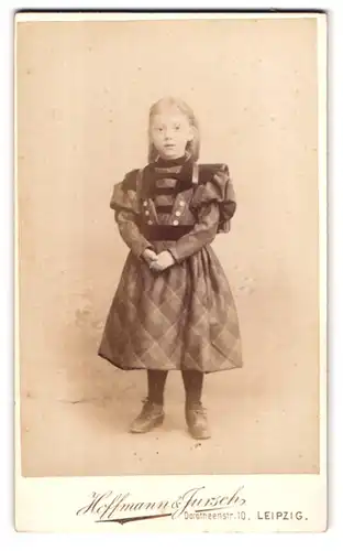 Fotografie Hoffmann & Jursch, Leipzig, Dorotheen-Str. 10, Portrait kleines Mädchen im karierten Kleid