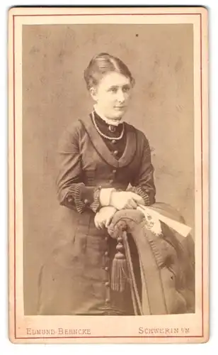 Fotografie Edmund Behncke, Schwerin i / M., Wismarsche Strasse 26, Portrait junge Dame im Kleid mit Fächer