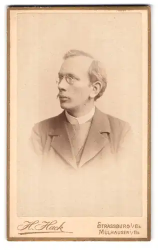 Fotografie H. Hack, Mülhausen i / Els., Illzacher-Strasse 2, Portrait junger Herr im Anzug mit Zwicker