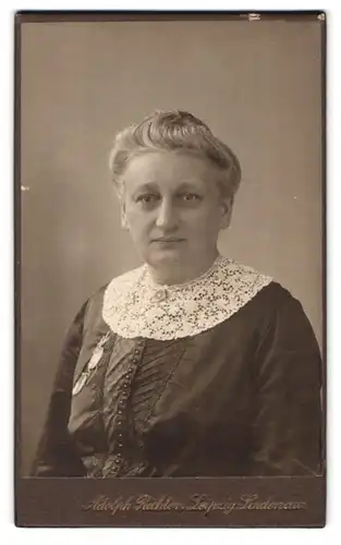 Fotografie Adolph Richter, Leipzig-Lindenau, Merseburger Strasse 61, Portrait ältere Dame mit Spitzenkragen