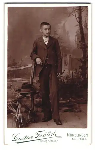 Fotografie Gustav Frölich, Nördlingen, Am Graben, Portrait junger Mann im Anzug mit Fliege