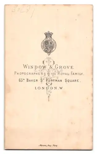 Fotografie Window & Grove, London, 63a Baker Street, Portrait junges Mädchen in gestreiftem Kleid