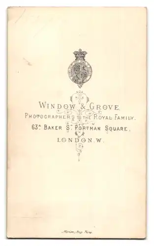 Fotografie Window & Grove, London, 63a Baker Street, Dame mit Buch auf Tisch lehnend