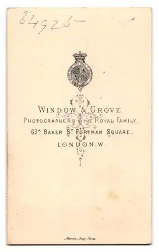 Fotografie Window & Grove, London, 63a Baker Street, Portrait junge Dame in weissem Kleid zur Seite schauend