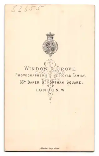 Fotografie Window & Grove, London, 63a Baker Street, Portrait junge Dame mit Brosche am Kragen im Profil