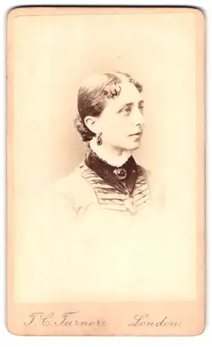 Fotografie T.C. Turner, London, 17 Upper Street, Portrait junge Dame mit Ohrring im Halbprofil