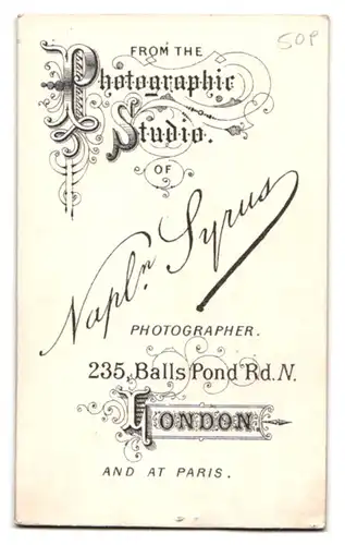 Fotografie Napln. Syrus, London, 235 Balls Pond Road, Dame mit Stablocken auf Sessel lehnend