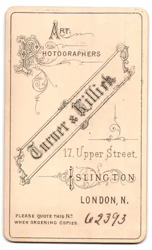 Fotografie Turner & Killick, London, 17 Upper Street, Portrait Mann mit verschränkten Armen