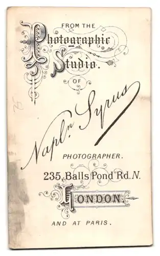 Fotografie Napln. Syrus, London, 235 Balls Pons Road, Zwei Frauen mit Kind posierend