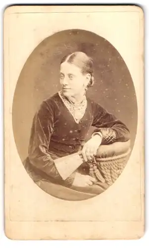 Fotografie W.F. Taylor, Windsor, 13 High Street, junge Dame mit Fächer in Hand auf Sessel gelehnt