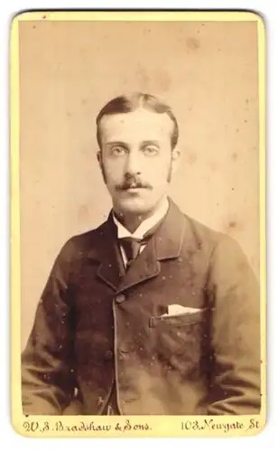 Fotografie W.S. Bradshaw & Sons, London, 103 Newgate Street, Portrait Mann mit Schnauzer