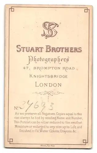 Fotografie Stuart Brothers, London, 47 Brompton Road, zwei Damen neben Zaunkulisse posierend