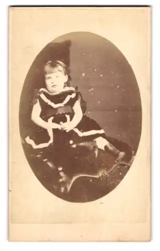 Fotografie Stuart Brothers, London, 47 Brompton Road, kleines Kind in schwarzem Rüschenkleid