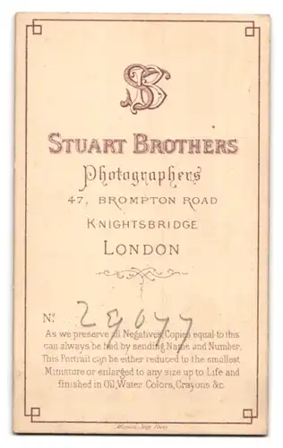 Fotografie Stuart Brothers, London, 47 Brompton Road, kleines Kind in schwarzem Rüschenkleid