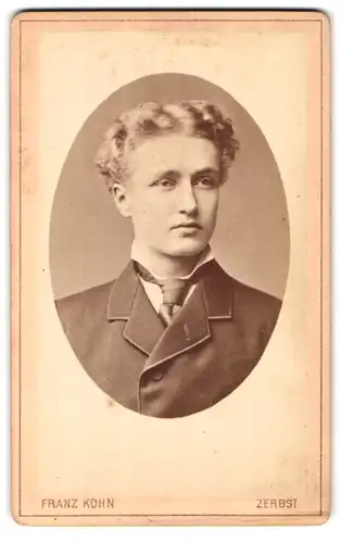 Fotografie Franz Kohn, Zerbst, Portrait junger Herr mit gewellten Haaren