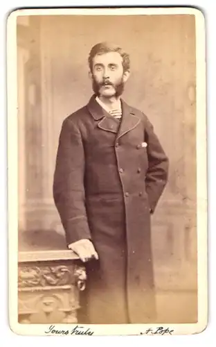 Fotografie unbekannter Fotograf, Liverpool, 12 Lord Street, Mann mit dunklem Bart auf Tisch lehnend