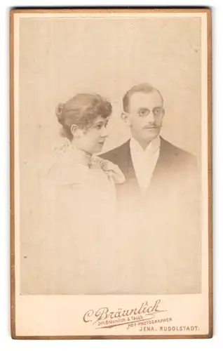 Fotografie C. Bräunlich, Jena, Teichgraben 5, junges Paar nebeinander im Portrait