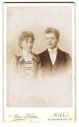 Fotografie Max Kühn, Kiel, Holtenauerstr. 31, junges Paar nebeneinander im Portrait