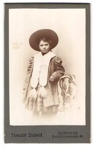 Fotografie Theodor Siebold, Hannover, Hainhölzerstrasse 46, junges Mädchen mit grossem Hut und Schal