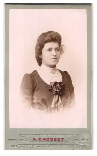 Fotografie A. Crosset, Verviers, 88 Enclos des Récollets, Portrait junge Dame mit Schleife an Kragen