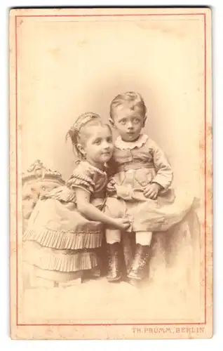 Fotografie Theodor Prümm, Berlin, Unter den Linden 51, junges Mädchen und kleiner Junge zusammen posierend