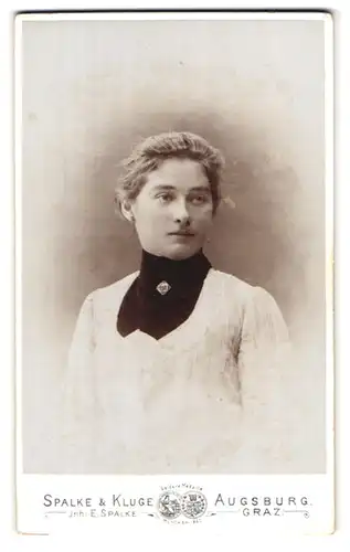 Fotografie Spalke & Kluge, Augsburg, Faggerstrasse a. Grottenau, Portrait junge Dame in weissem Kleid