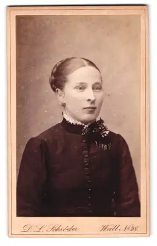 Fotografie D. L. Schröder, Bremen, Wall 28, Portrait junge Dame mit Schneeflockenbrosche am Kragen