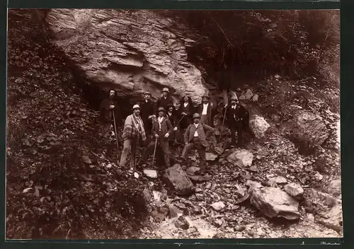 Fotografie Fotograf unbekannt, Ansicht Rossinière, Bergsteiger am Schärme bei La Tine