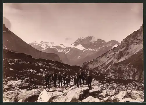 Fotografie Fotograf unbekannt, Ansicht Wildstrubel, Bergsteiger mit Wanderstöcken am Wildstrubel mit Blick auf Lohner