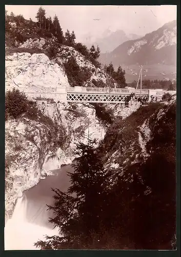 Fotografie Fotograf unbekannt, Ansicht Rossiniere, Brücke über die Saaneschlucht mit Blick zum Ort