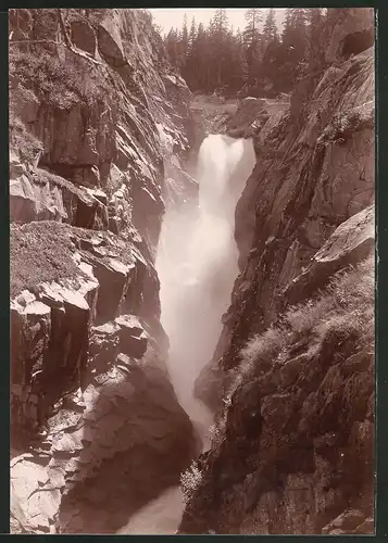 Fotografie Fotograf unbeaknnt, Ansicht Guttannen, Partei am Handeckfall mit 70m Fallhöhe