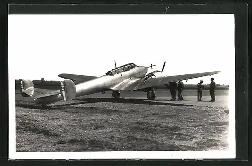 Foto-AK Flugzeug Potez 63 mit Soldaten auf dem Landeplatz