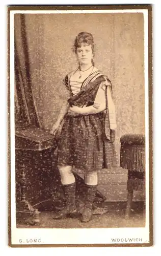 Fotografie S. Long, Woolwich, 82 Wellington Street, Portrait junge Frau in schottischer Tracht