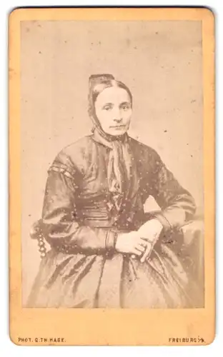 Fotografie G. Th. Hase, Freiburg /Breisgau, Portrait Frau nim Trachtenkleid mit Haube