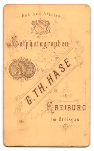 Fotografie G. Th. Hase, Freiburg /Breisgau, Portrait Frau nim Trachtenkleid mit Haube