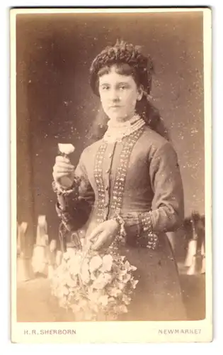 Fotografie H.R. Sherborn, Newmarket, Wellington Street, Portrait hübsches Blumenmädchen