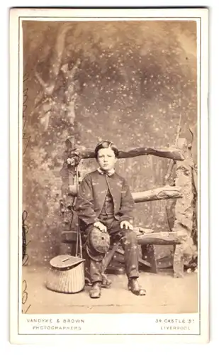 Fotografie Vandyke & Brown, Liverpool, 34 Castle St., Portrait kleiner Sammler mit Korb