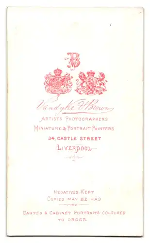 Fotografie Vandyke & Brown, Liverpool, 34 Castle St., Portrait kleiner Sammler mit Korb