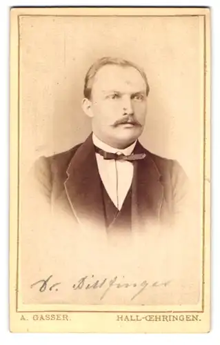 Fotografie A. Gasser, Hall, Portrait Herr im schwarzen Anzug mit Fliege und schmalem Oberlippenbart