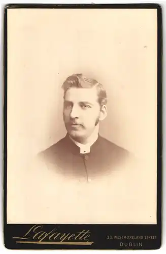 Fotografie Lafayette, Dublin, 30 Westmoreland Street, Portrait junger Pastor mit kleinem Schnauzbart