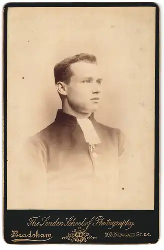 Fotografie Bradshaw, London, 103 Newgate Street, Portrait junger Geistlicher