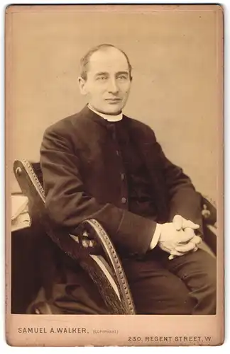 Fotografie Samuel A. Walker, London, 230 Regent Street, Portrait Priester im Stuhl sitzend
