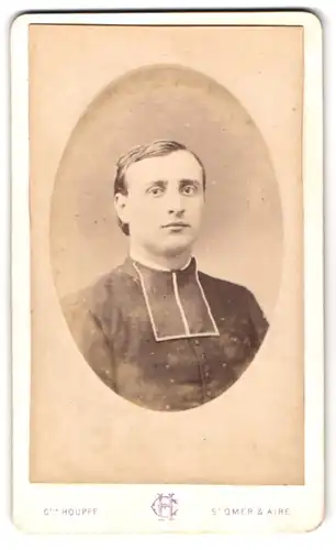 Fotografie C. Houppe, St. Omer, 11 Place de l`Arsenal, Portrait junger Pastor