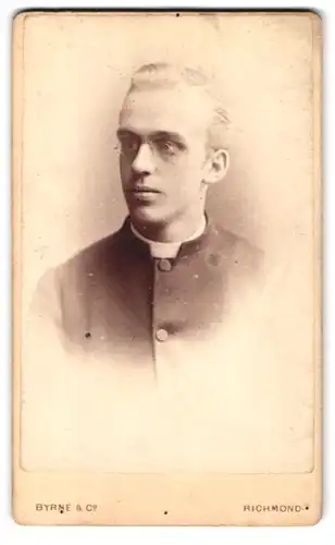 Fotografie Byrne & Co., Richmond, Hill Street, Portrait Priester mit Brille