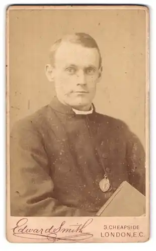 Fotografie Edward Smith, London, 3 Cheapside, Portrait Geistlicher mit Bibel in Händen