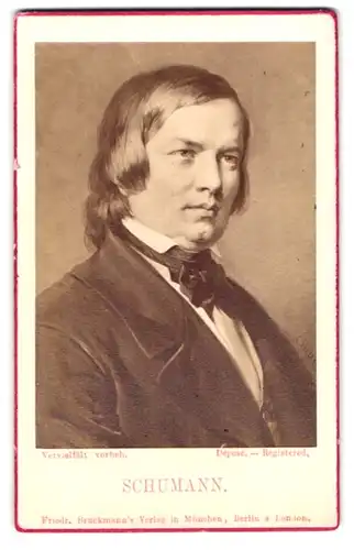 Fotografie Friedr. Bruckmann, München, Musiker Schumann mit Fliege im Anzug