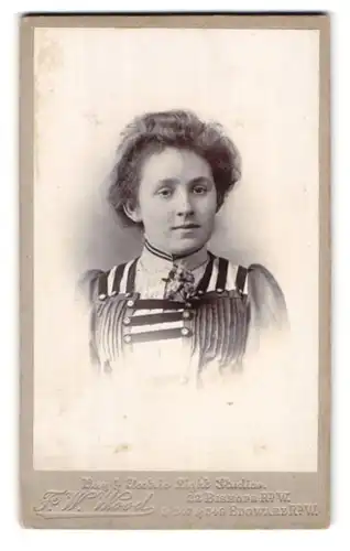 Fotografie F. W. Wood, London, 22 Bishop Road, Portrait junges frisches Mädchen in hübschem Kleid