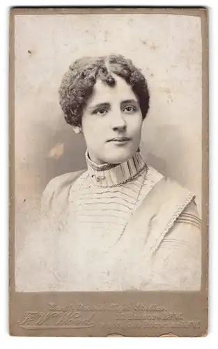 Fotografie F. W. Wood, London, 22 Bishop Road, Portrait junge Dame mit kleinen Locken