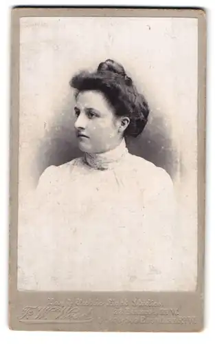 Fotografie F. W. Wood, London, 22 Bishop Road, Portrait junge Dame mit Gibson Haarstil im Halbprofil