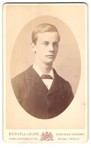 Fotografie Russel & Sons, Worthing, Bath Place, Portrait stattlicher junger Mann